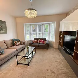 Modern 2 Bed Flat W Parking, Dog Friendly, Apartment